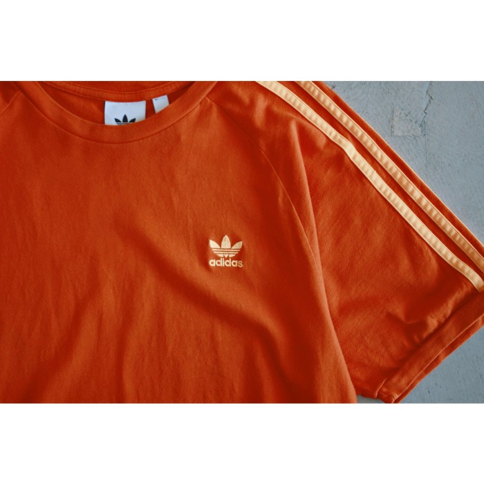 “adidas” Embroidered Color Tshirt | Vintage.City 古着屋、古着コーデ情報を発信