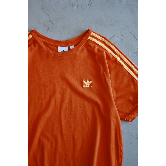 “adidas” Embroidered Color Tshirt | Vintage.City 古着屋、古着コーデ情報を発信