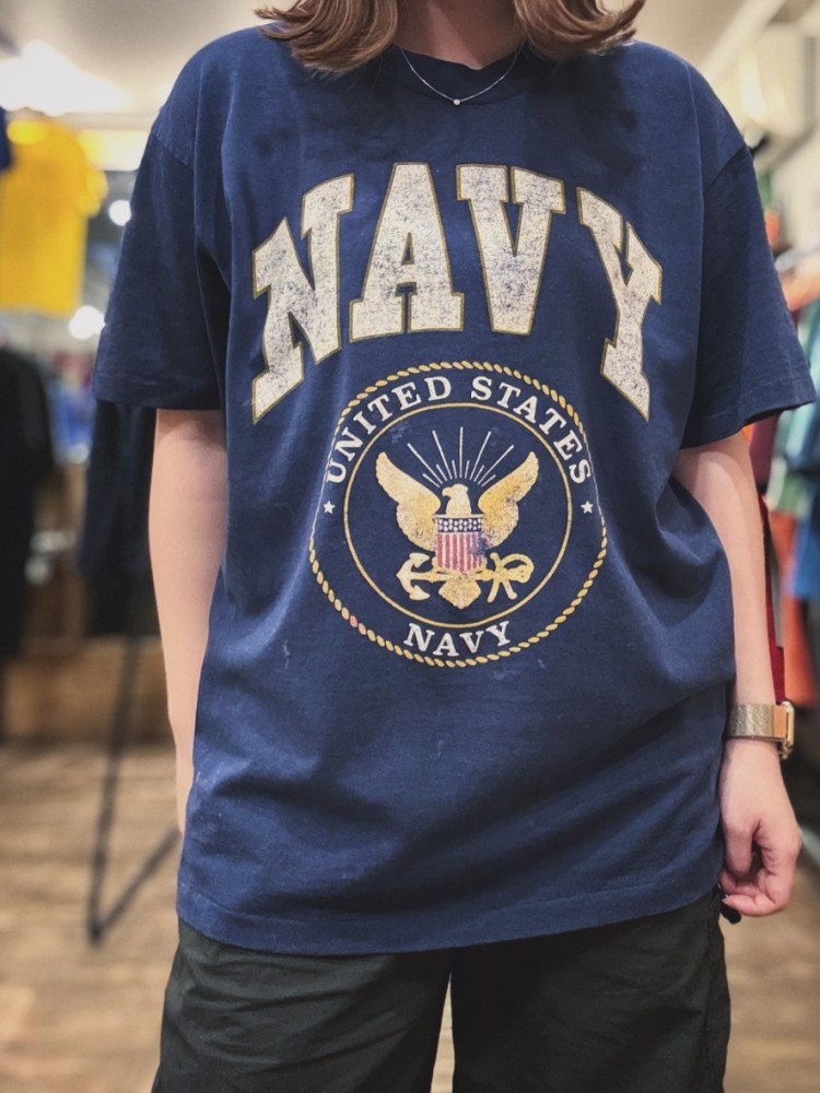 USNAVY vintage-tee
シンプルで決まる夏だからこそ、飛びっきりお気に入りのTシャツGETしましょう♡
 | Check out vintage snap at Vintage.City