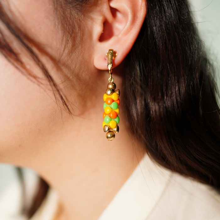 USA VINTAGE COLORFUL BEADS DESIGN SWING EAR CLIPS/アメリカ古着カラフルビーズぶらさがりデザインイヤリング | Vintage.City 古着屋、古着コーデ情報を発信