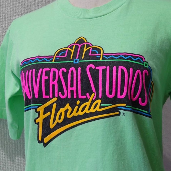 90’s UNIVERSAL STUDIOS Florida USA製 シングルステッチ ロゴプリント Tシャツ ネオングリーン S 半袖 | Vintage.City 古着屋、古着コーデ情報を発信