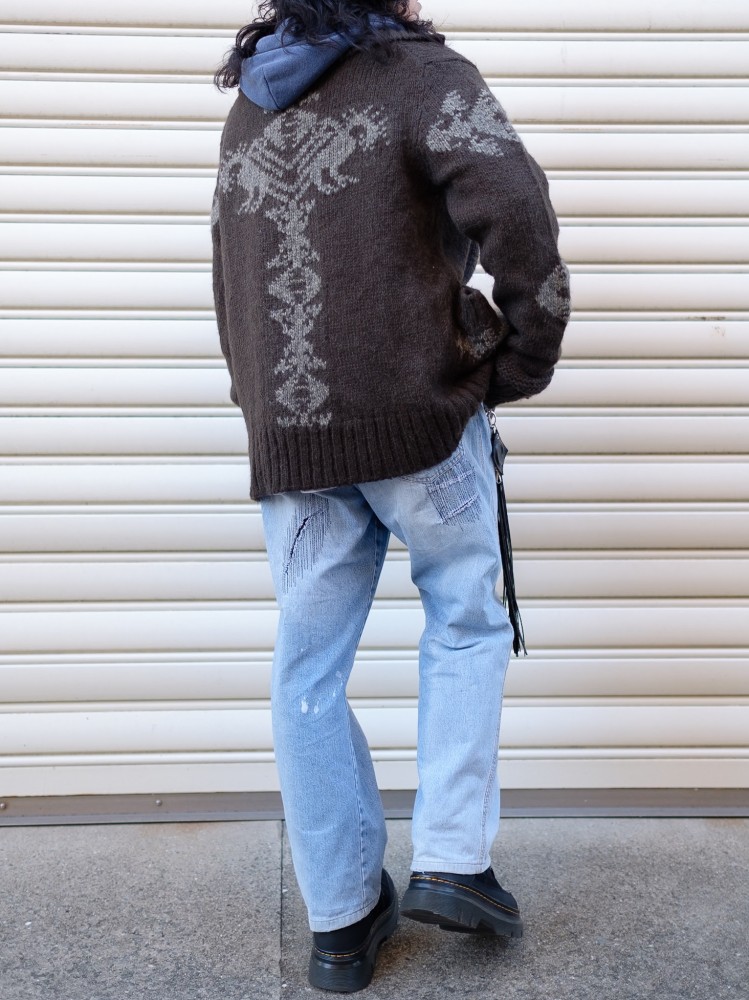 比較的寒さが控えめな今季はニット類が
活躍しそうな予感。

気張りすぎないラフなスタイリングが好きなので個人的にもニットは推しです☺️

とは言えアルパカ混で柔らかく肉厚なので
意外と暖かいです。
レイヤードのバランスで春先辺りまで
ご着用頂けるので、オススメ🔥


【Styling Item】

▷ DIESEL 00's zip-up Alpaca blend design knit jacket ¥13200(tax in)

▷POLO RALPH LAUREN 00's zip-up sweat hoody ¥7150(tax in) | 빈티지 코디 스냅은 Vintage.City에서 체크