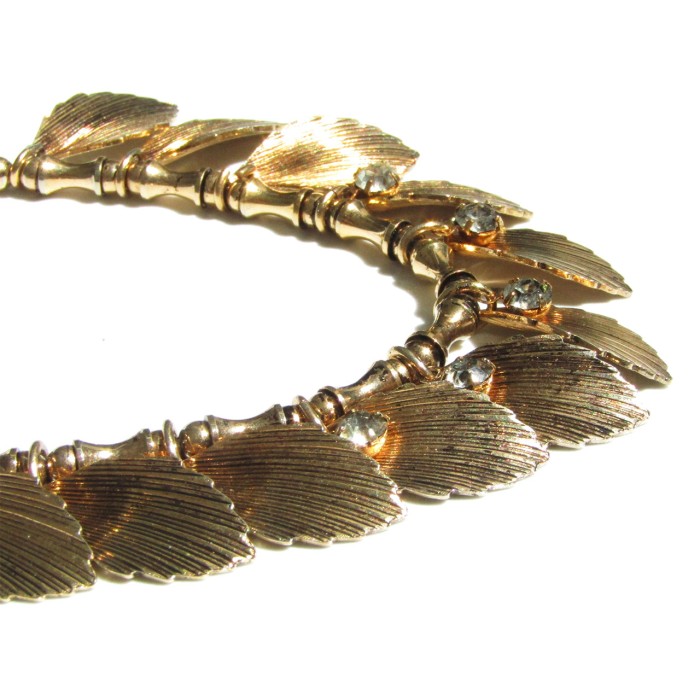 70s Vintage gold tone leaf motif rhinestone necklace | Vintage.City 古着屋、古着コーデ情報を発信