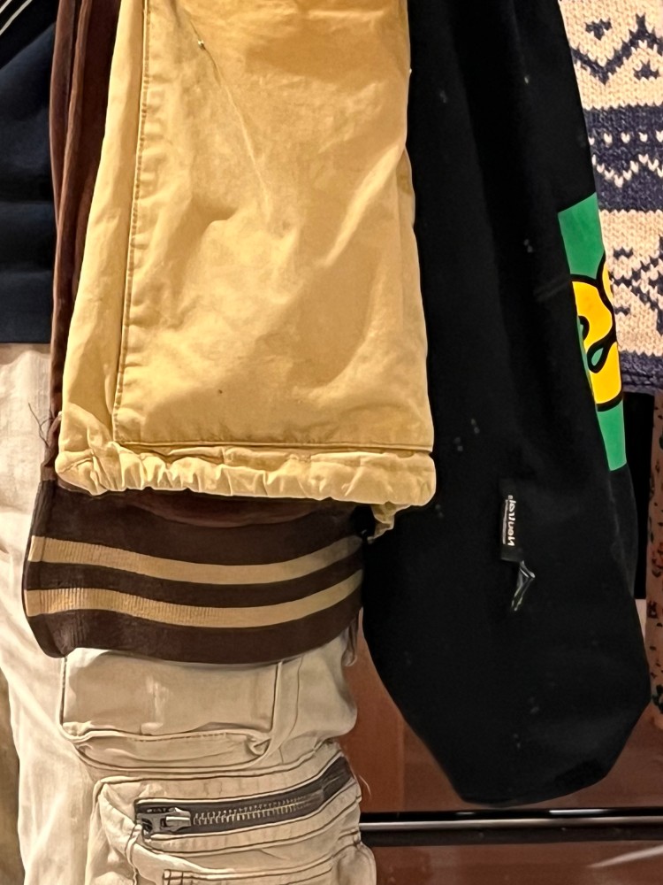 最近はこのカサカサ手触りの薄茶ジャケットにブラウンのベロアトラックジャケットをレイヤードするのにハマっている。 | 빈티지 코디 스냅은 Vintage.City에서 체크