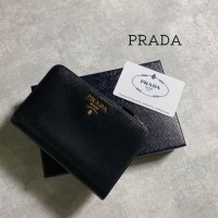 PRADA プラダ コンパクトウォレット 折り財布 ブラック ゴールドロゴ | Vintage.City 古着屋、古着コーデ情報を発信