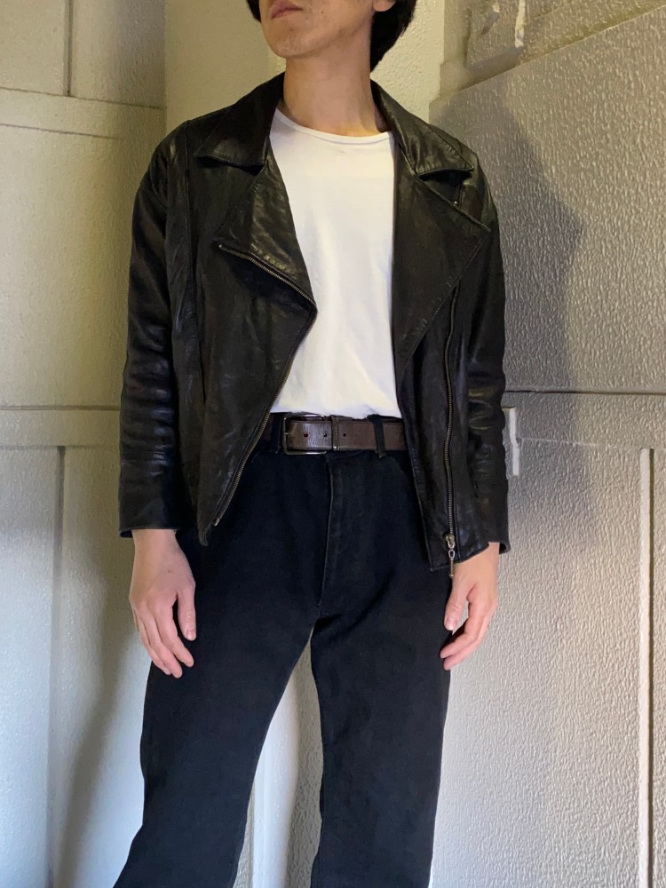 VANPELT 月島古着屋

⚫︎tops
80's / leather jacket

⚫︎bottoms
90's USA made / 《Calvin Klein Jeans》boot cut black denim

CKJのブラックデニム。そしてフレア
最高〜 | 古着コーデスナップは、Vintage.Cityでチェック