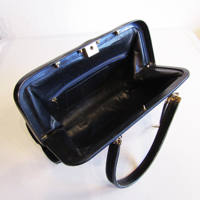 70s Italy 「Roberta di Camerino」 Vintage velvet belt design handbag | Vintage.City Vintage Shops, Vintage Fashion Trends