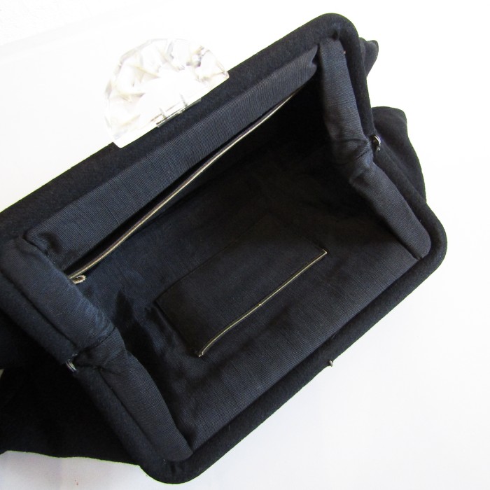 50s USA Vintage black wool clutch bag with lucite clasp | Vintage.City Vintage Shops, Vintage Fashion Trends