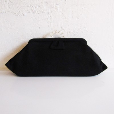 50s USA Vintage black wool clutch bag with lucite clasp | Vintage.City Vintage Shops, Vintage Fashion Trends