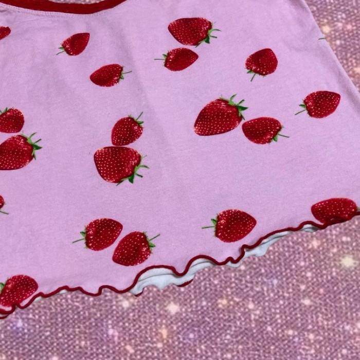 Y2K 00’s McBling made in USA　"Charlotte Russe "　Strawberry Graphic camisole | Vintage.City 古着屋、古着コーデ情報を発信