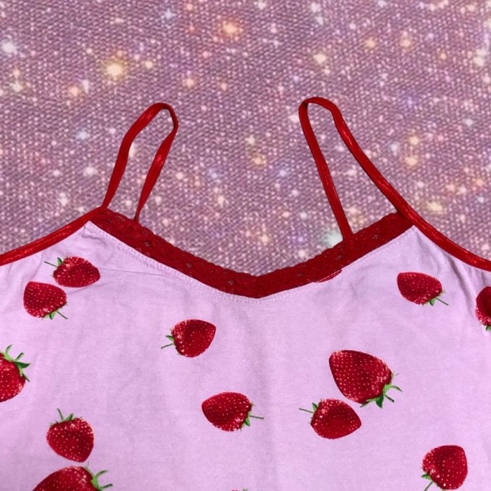 Y2K 00’s McBling made in USA　"Charlotte Russe "　Strawberry Graphic camisole | Vintage.City 빈티지숍, 빈티지 코디 정보
