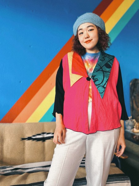 【Lady's】80s-90s ピンク デザイン ジャケット 

80年代から90年代のジャケットです。
薄手のジャケットでリネン、レーヨン、シルクの素材が軽やかな印象を与えてくれます。
デザインがとってもラブリーなのでコーデの主役にぴったりです。
薄手なので冬はアウターの下に着用でも◎

Made In USA
 | Check out vintage snap at Vintage.City